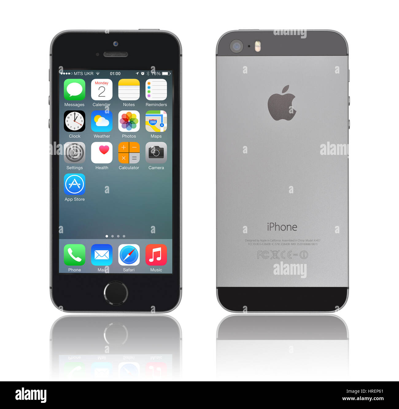 Kiew, UKRAINE - 29. Januar 2015: brandneue schwarze Apple iPhone 5 s, Vorder- und Rückseiten, entworfen und entwickelt von Apple Inc., es erschien im September Stockfoto