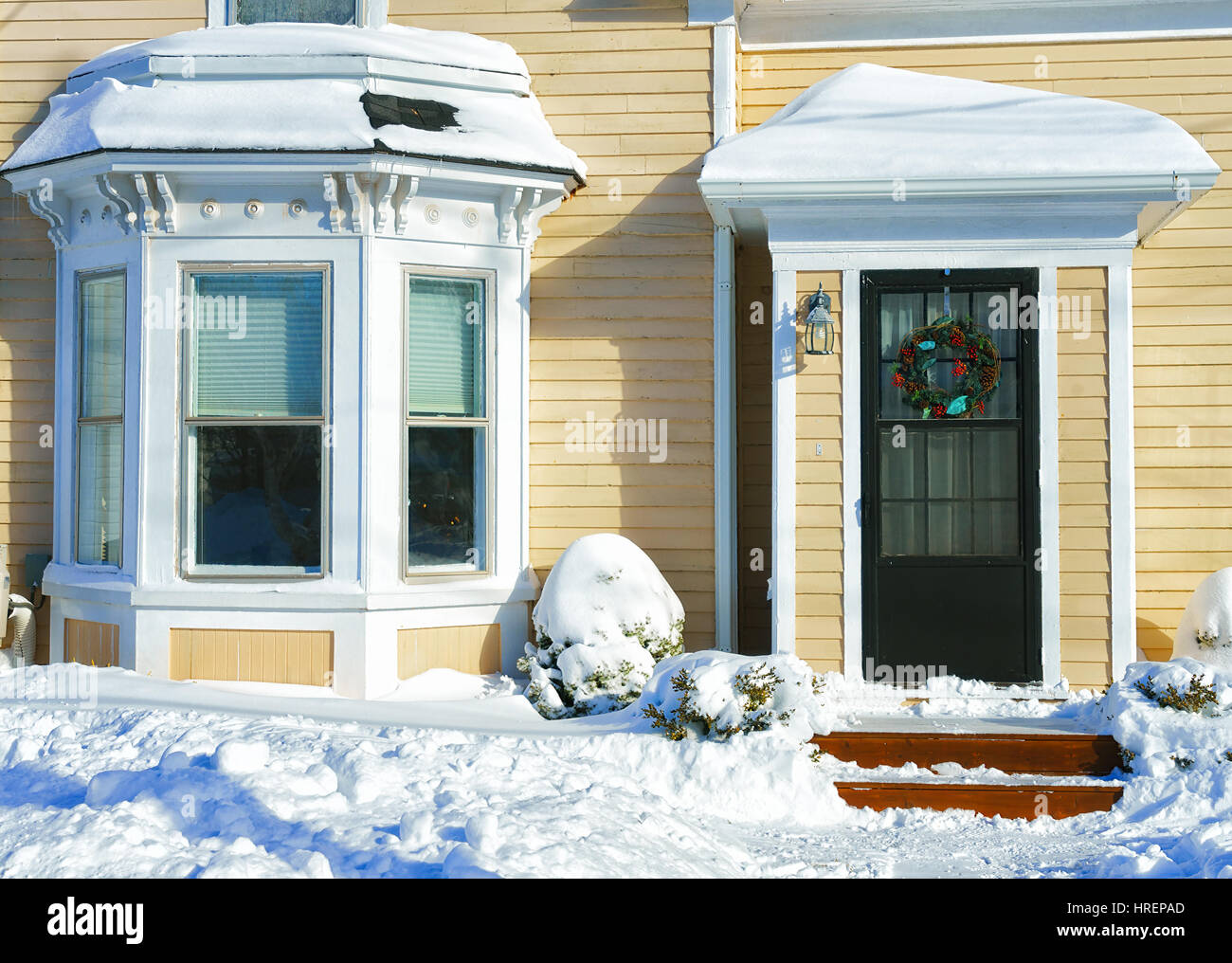 Schnee türmt sich vor der Haustür ein älteres Haus. Stockfoto