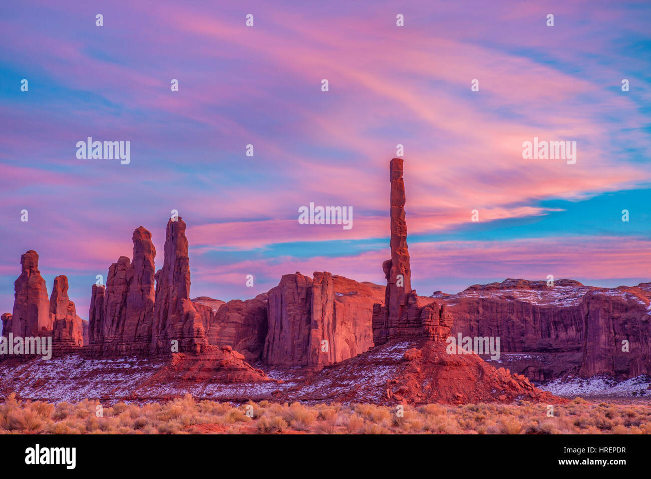 Der Totempfahl an Sonnenuntergang, Monument Valley Tribal Park, Arizona-Navajo-Reservat, dünne Spitze De Chelly Sandstein Stockfoto