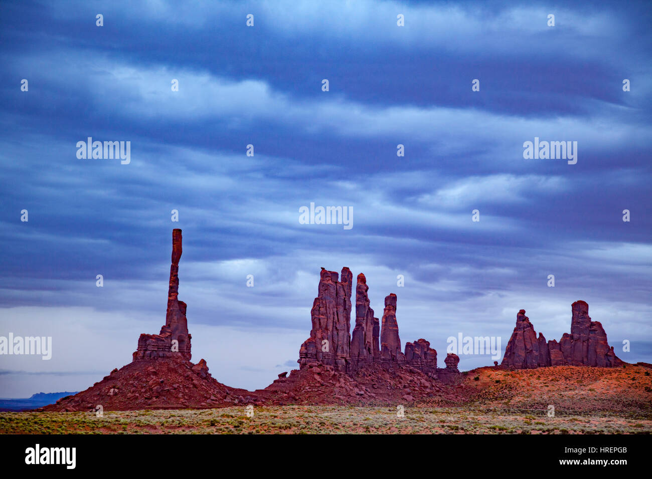 Totempfahl und Yeibichai Felsen, Mounument Valley Tribal Park, Arizona Navajo Reservation Stockfoto