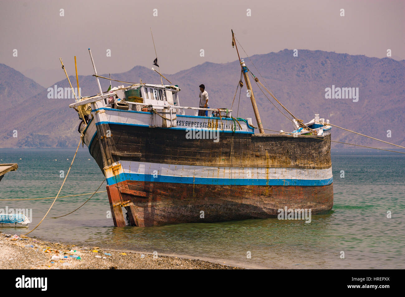 FUJAIRAH, Vereinigte Arabische Emirate - Holzschiff am Ufer. Stockfoto