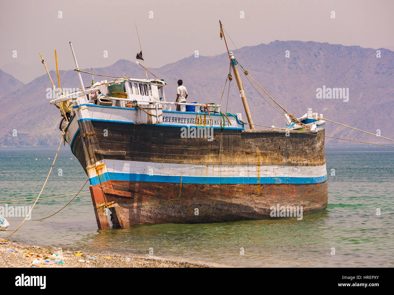 FUJAIRAH, Vereinigte Arabische Emirate - Holzschiff am Ufer. Stockfoto