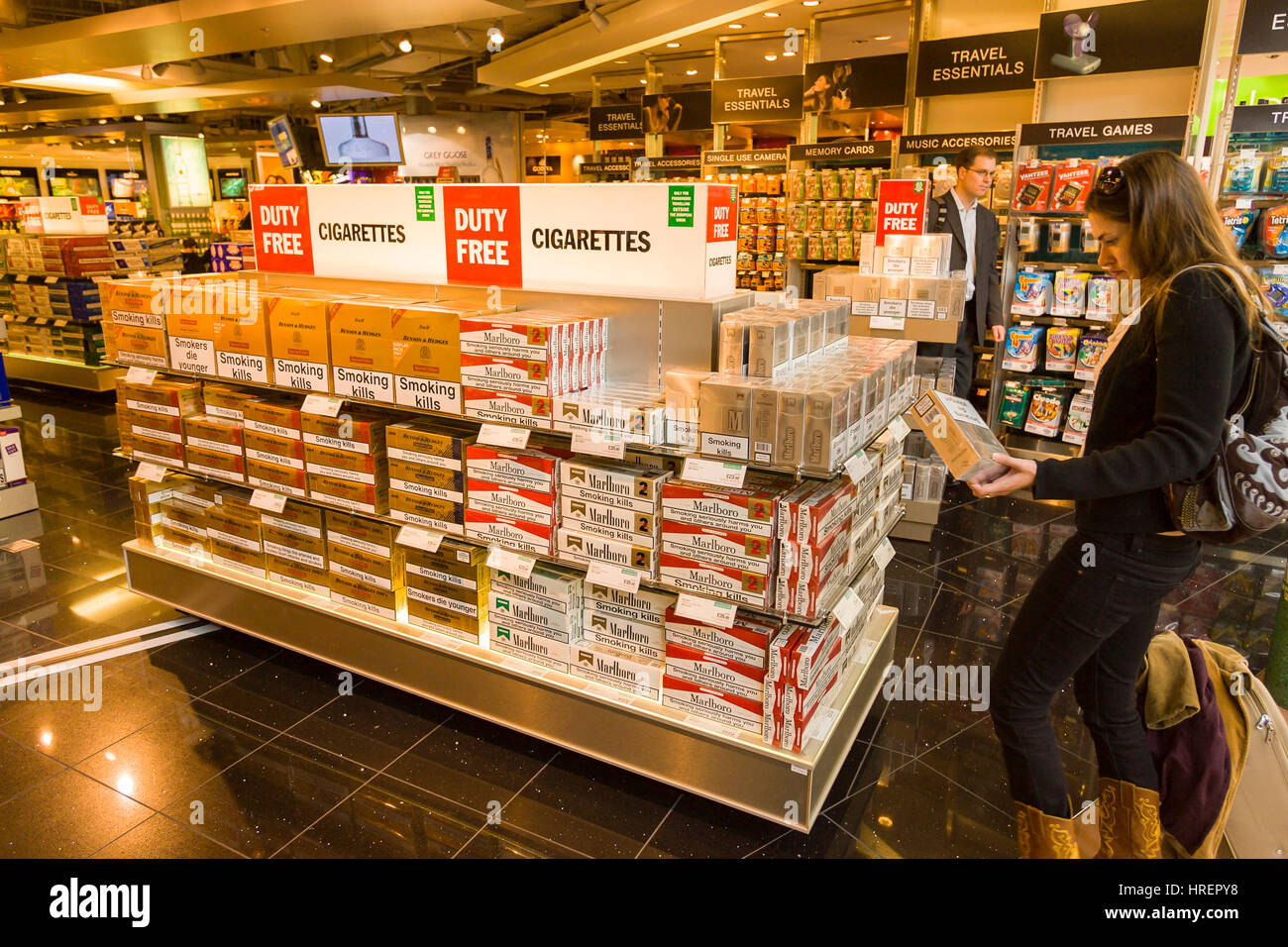 LONDON, ENGLAND - Duty free Zigaretten einkaufen, Heathrow Airport. Stockfoto