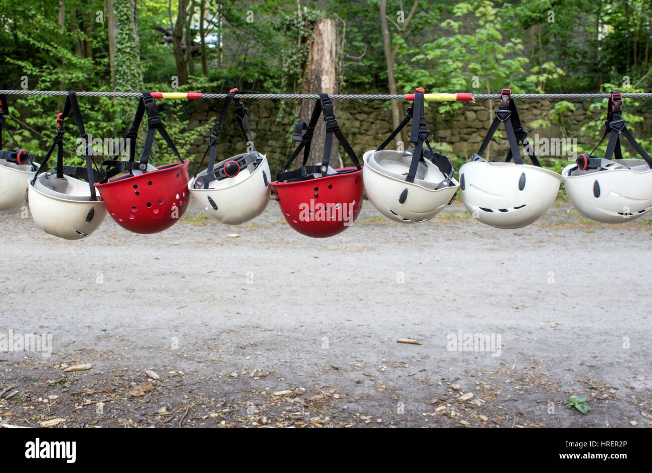 Zeile mit roten und weißen Schutzhelme Stockfoto