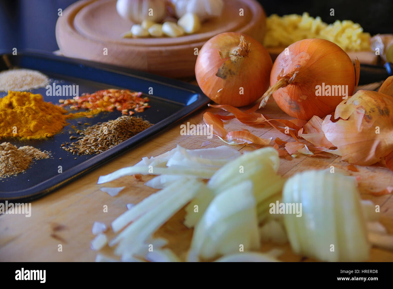 Zwiebel und Gewürze bereit zum Kochen Stockfoto