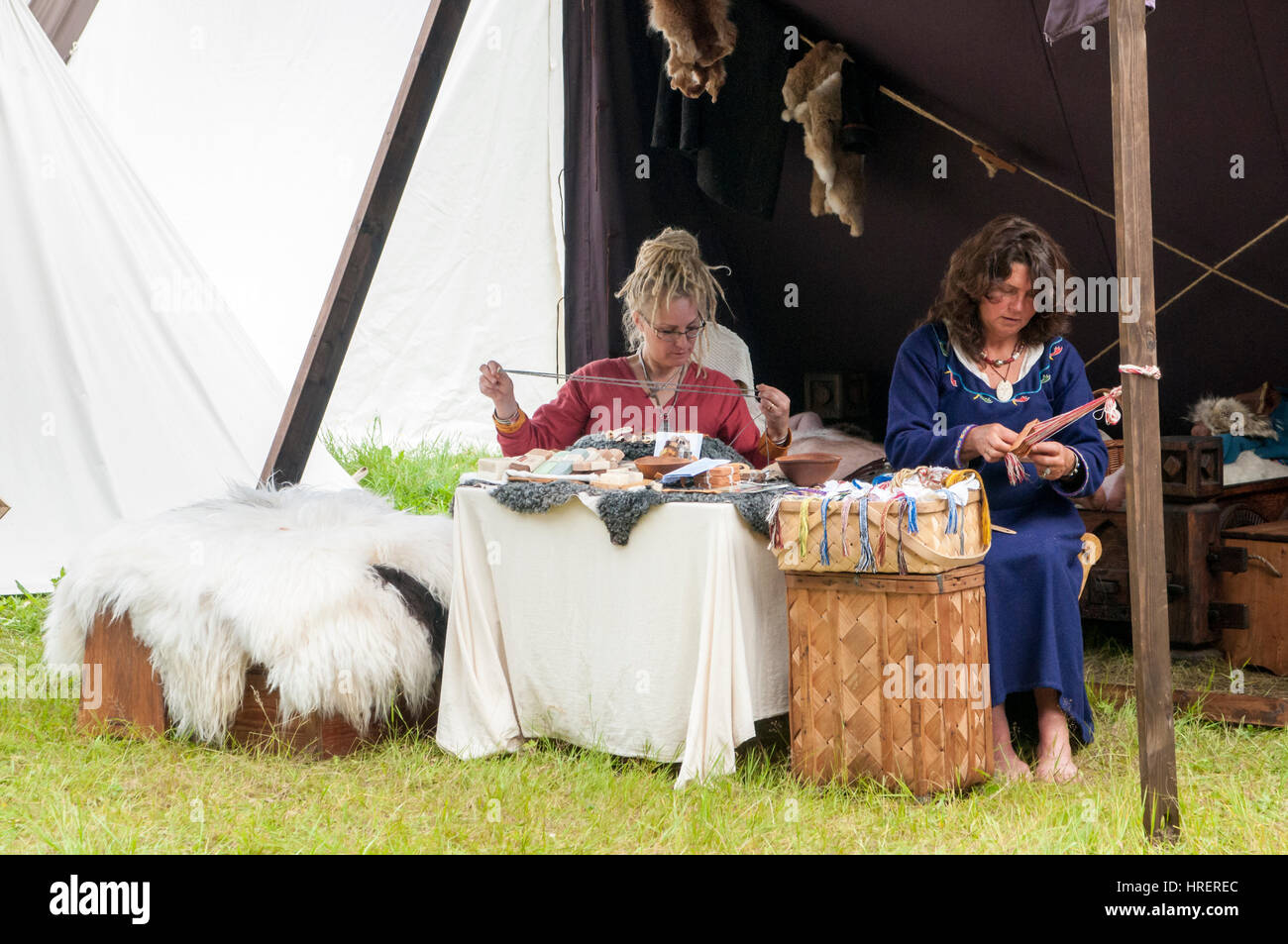 Zwei Viking Frauen auf ihr Handwerk. Gudvangen Market, Norwegen Stockfoto