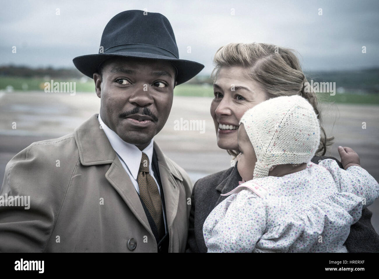 Großbritannien ist eine bevorstehende britische Periode Biopic unter der Regie von Amma Asante und starring David Oyelowo und Rosamund Pike. Der Film basiert auf der wahren Romanze zwischen Seretse Khama und seine Frau Ruth Williams Khama.  Dieses Foto ist nur zu redaktionellen Zwecken und unterliegen dem Copyright von der Filmgesellschaft und/oder der Fotograf von dem Film oder der Firma zugeordnet und kann nur durch Veröffentlichungen im Zusammenhang mit der Förderung der oben genannten Film reproduziert werden. Eine obligatorische Gutschrift auf die Filmgesellschaft ist erforderlich. Der Fotograf sollte auch angerechnet werden, wenn bekannt. Stockfoto