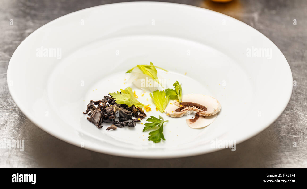 Suppenteller arrangiert für Suppe mit Champignons und schwarze Trompete Pilz Stockfoto