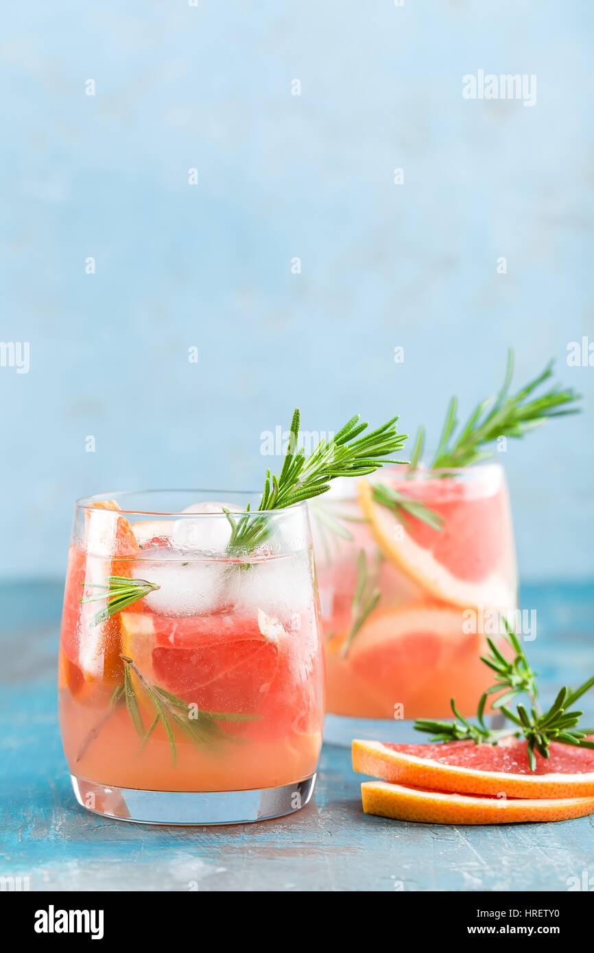 Grapefruit und Rosmarin gin cocktail, erfrischendes Getränk mit Eis Stockfoto