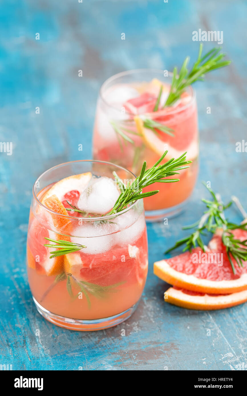 Grapefruit und Rosmarin gin cocktail, erfrischendes Getränk mit Eis Stockfoto