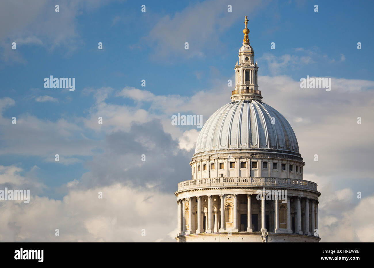 Die Kuppel der St. Pauls Cathedral, London, isoliert gegen einen spektakulären Himmel Stockfoto