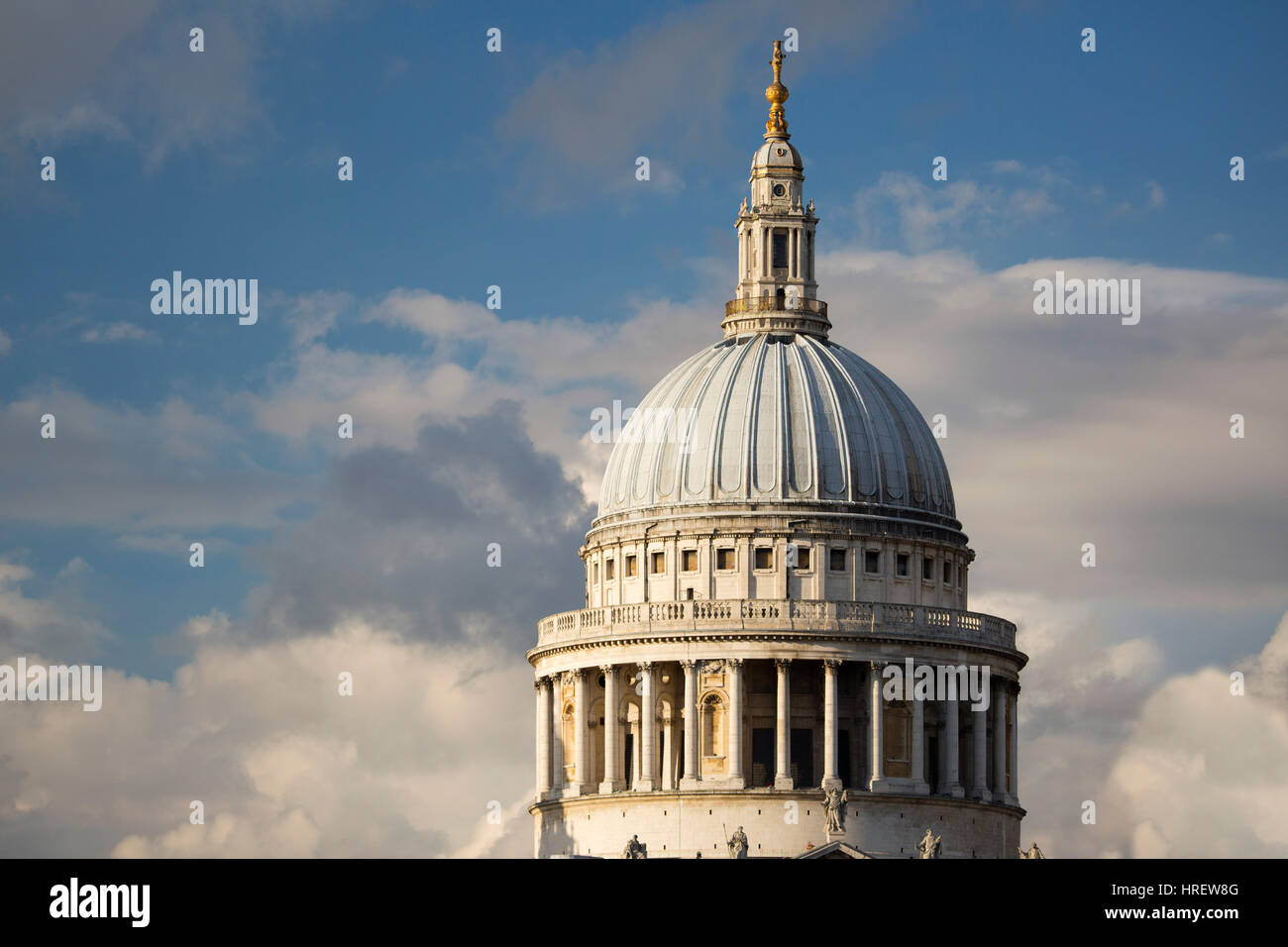 Die Kuppel der St. Pauls Cathedral, London in der Abend-Sonne Stockfoto