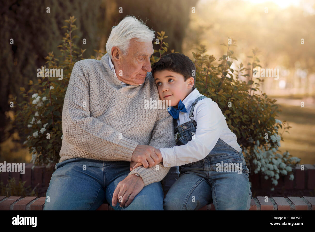 Porträt von Großvater und Enkel umarmen Stockfoto