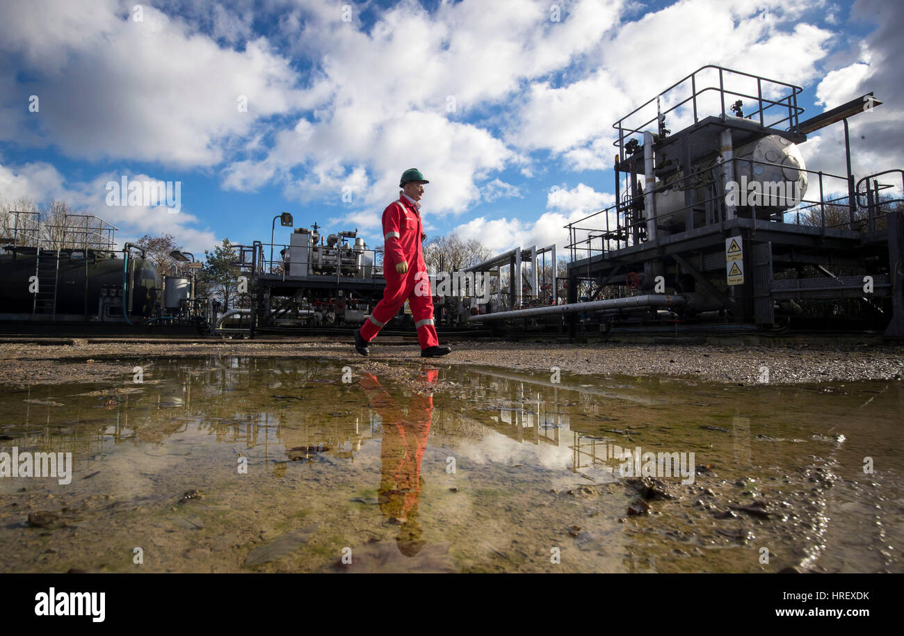 John Dewar Director of Operations Third Energy, in der dritten Energieanlage in der Nähe von Kirby Misperton, wo Fracking geplant ist. Das Energieunternehmen, das sich darauf vorbereitet, das Fracking für Schiefergas im Vereinigten Königreich später in diesem Jahr wieder aufzunehmen, sagt, dass seine Tür für alle offen steht, die echte Bedenken hinsichtlich seiner Geschäftstätigkeit bei der "am stärksten überwachten Immobilie im Vereinigten Königreich" haben. Stockfoto