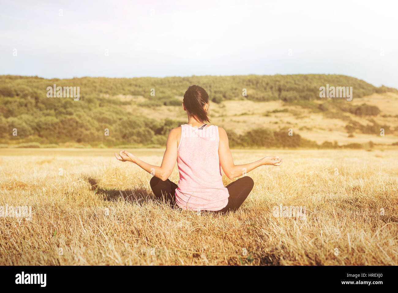 Frau Yoga - Entspannung in der Natur Stockfoto