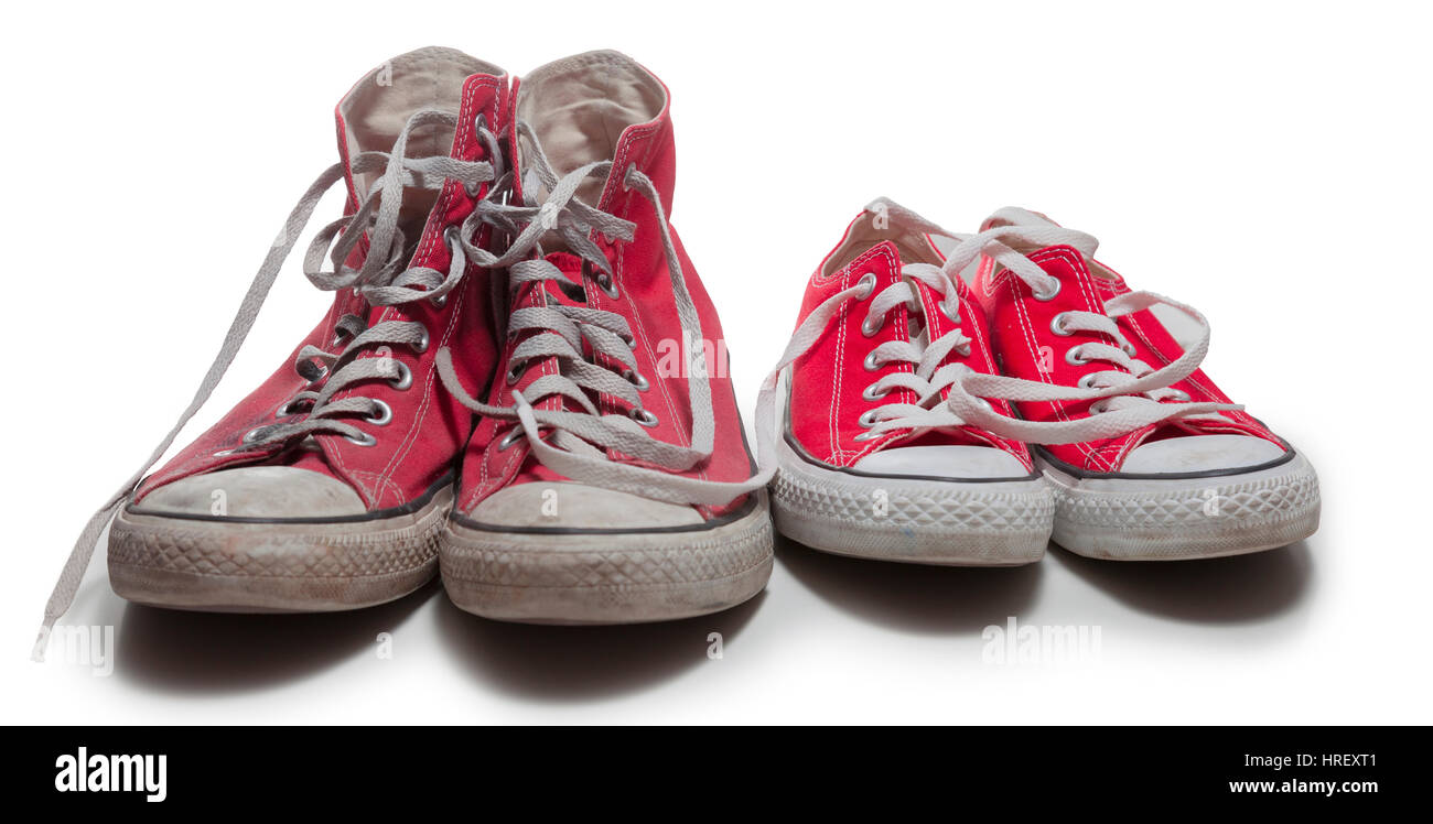 zwei Paare von alten und neuen roten Basketball Sneakers isoliert auf weißem Hintergrund Stockfoto