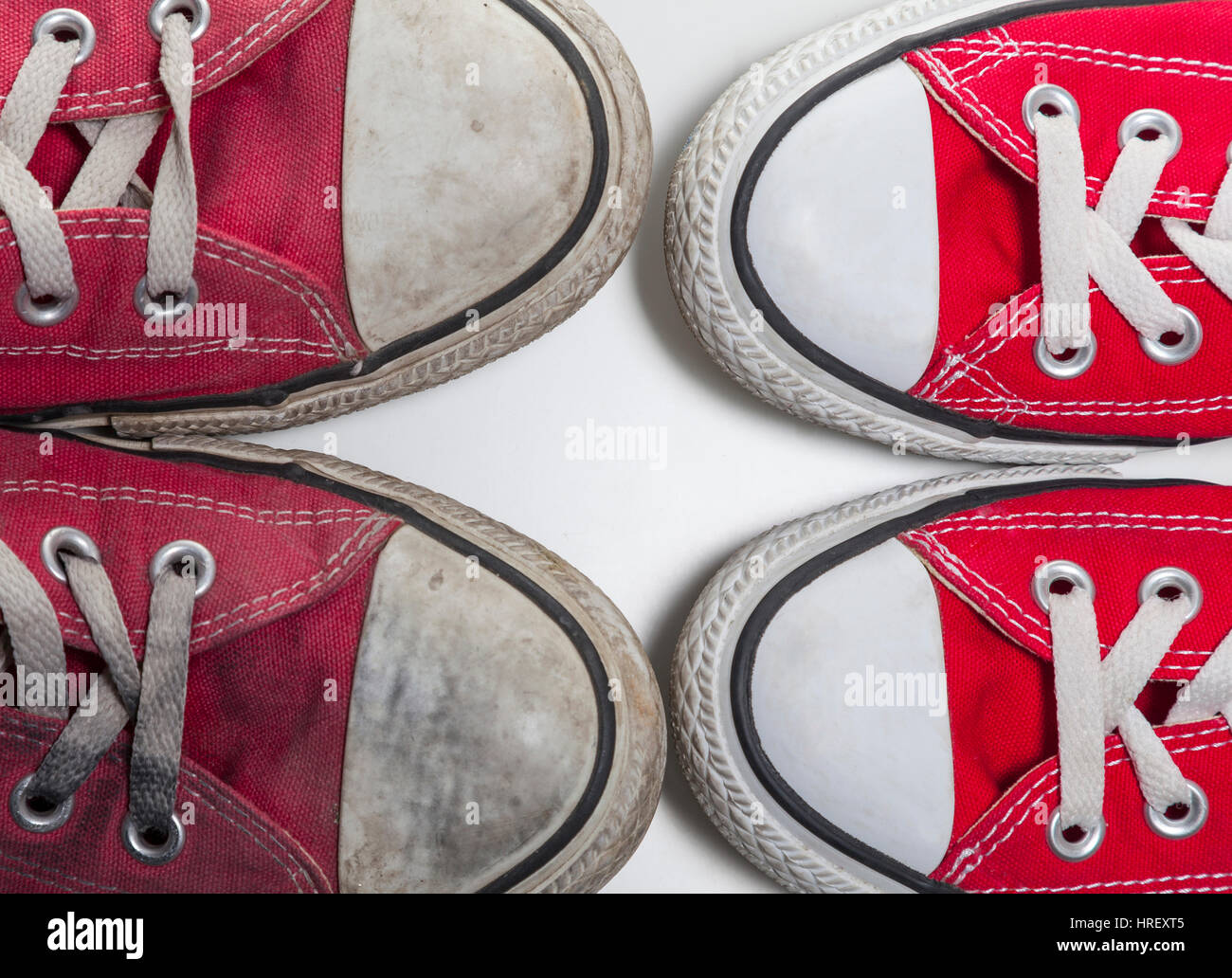 zwei Paare von alten und neuen roten Basketball Sneakers isoliert auf weißem Hintergrund Stockfoto