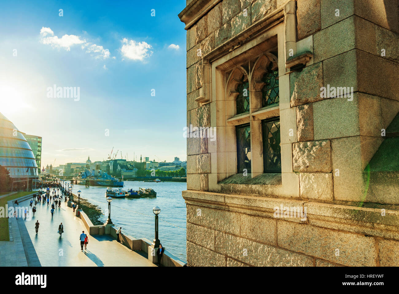 LONDON - Juli 06: Blick von der Tower Bridge über den Fluss Themse Promenade und britische Architektur an einem sonnigen Tag am 6. Juli 2016 in London Stockfoto