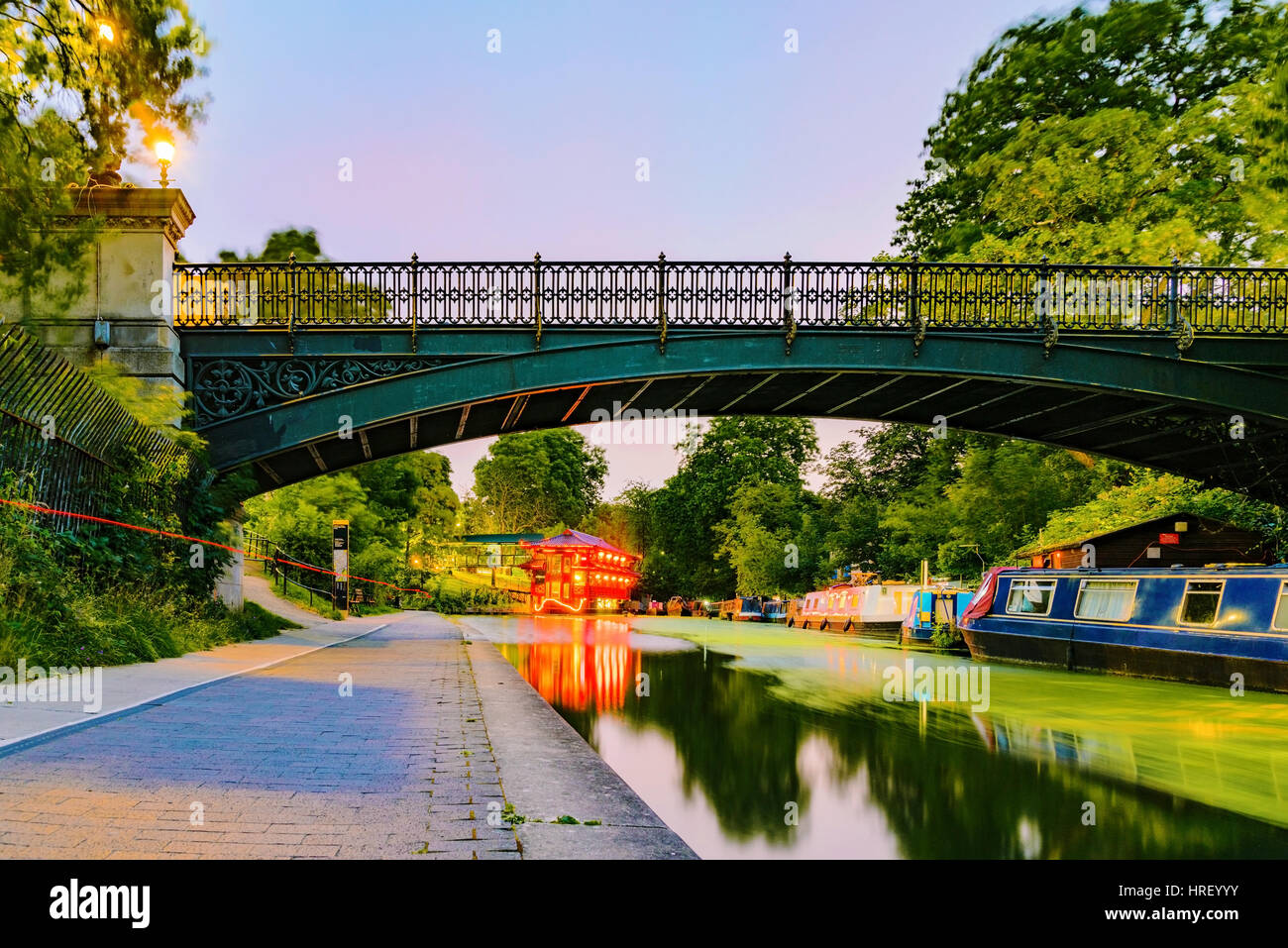 Regents Park Kanal in der Nacht mit Booten Stockfoto