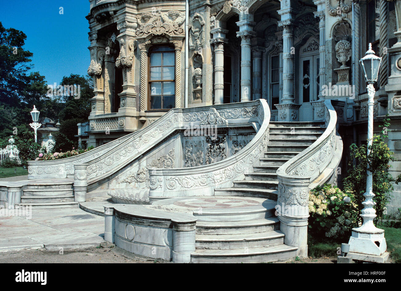 Reich verzierte barocke Marmortreppe oder Treppe in Barock Stil Kücüksu Palast oder Sommerpavillon am asiatischen Ufer des Bosporus oder Bosporus Meerenge-Istanbul-Türkei Stockfoto