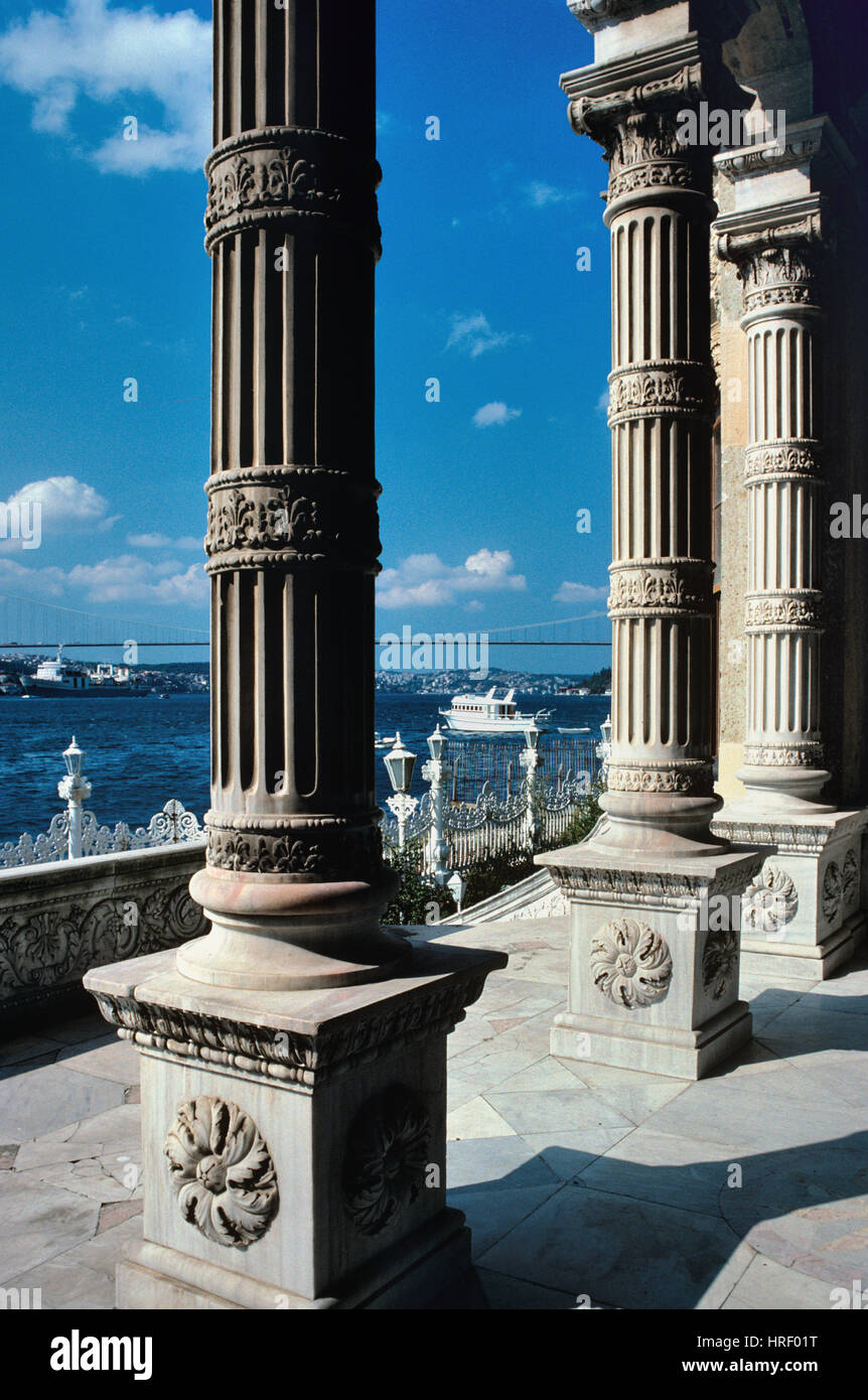 Barocke Spalten der Barockpalast Stil Kücüksu oder Sommerpavillon am asiatischen Ufer des Bosporus oder Bosporus Meerenge-Istanbul-Türkei Stockfoto
