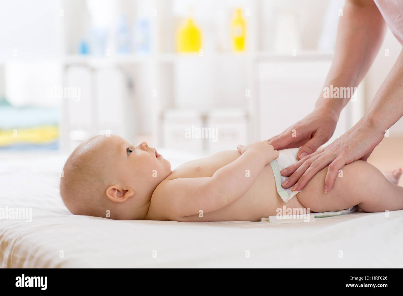 Frau tut Übungen und Massage weared in Windel baby Stockfoto