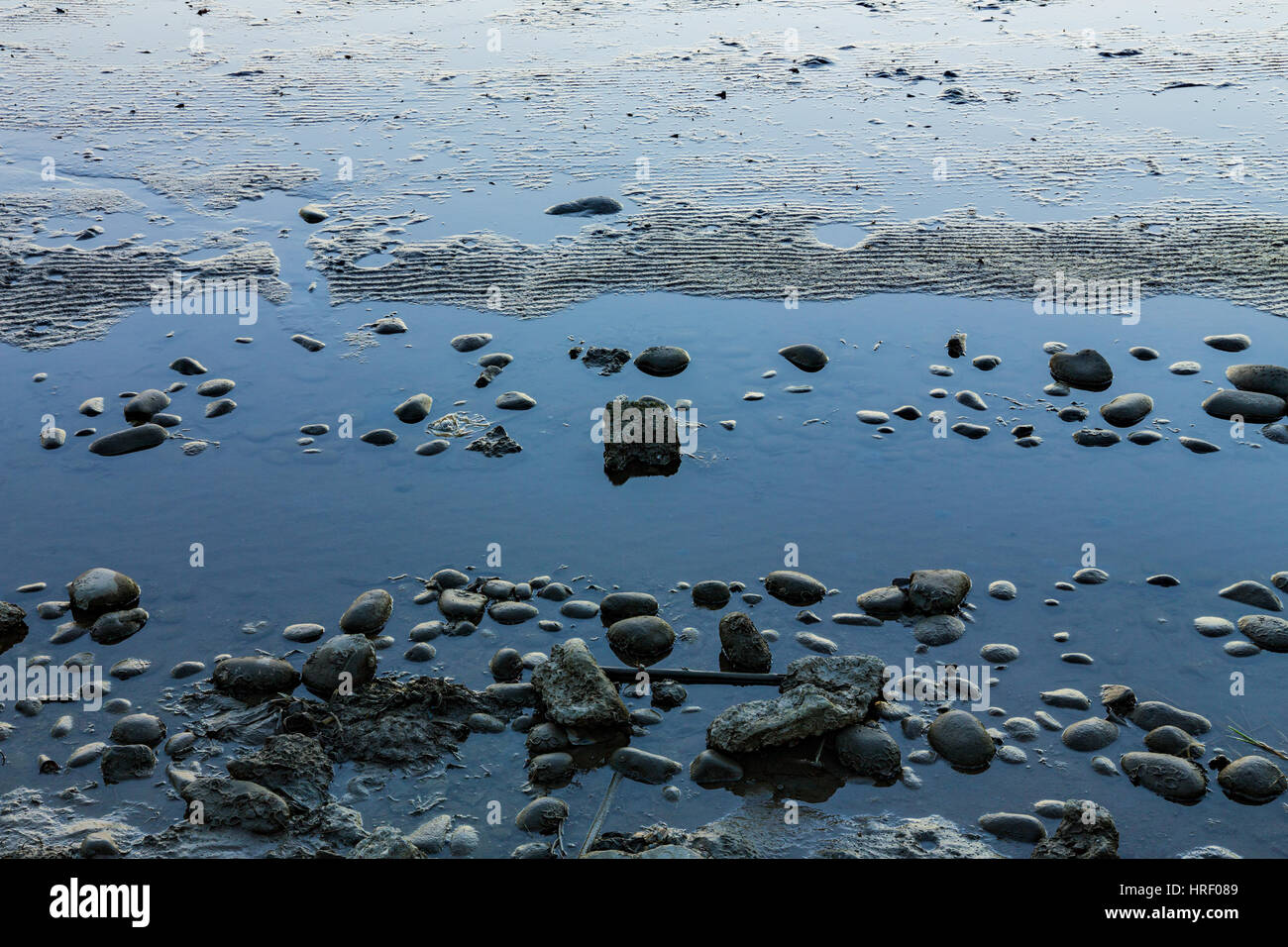 Ruhigen Art Szene von Gestein und Wasser am Ufer Stockfoto