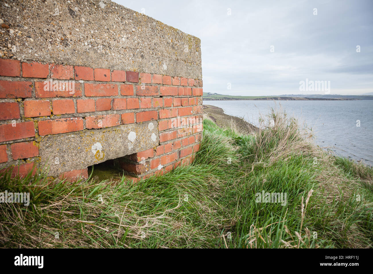 Pillbox auf Küste von Dorset auf Flotte in der Nähe von Chesil Beach Kriegszeit Abwehrkräfte Struktur Stockfoto