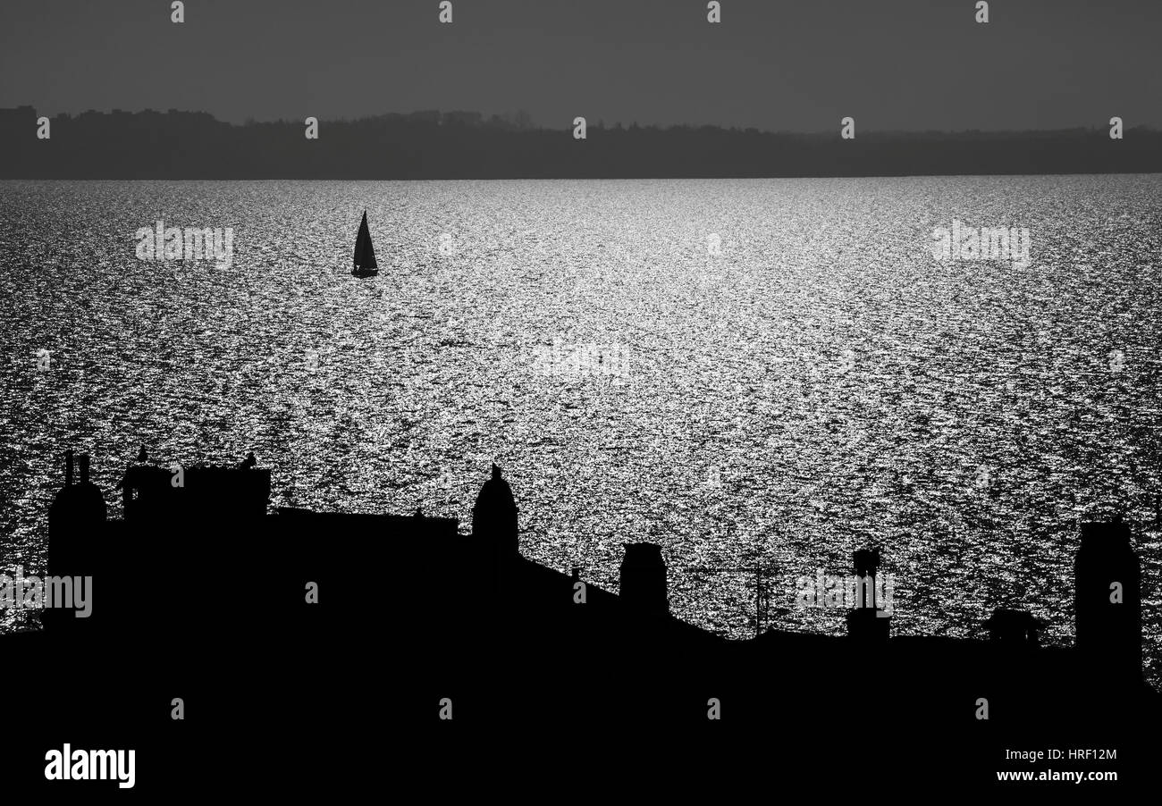 Boot auf einem See in helles Licht am späten Nachmittag. Stockfoto