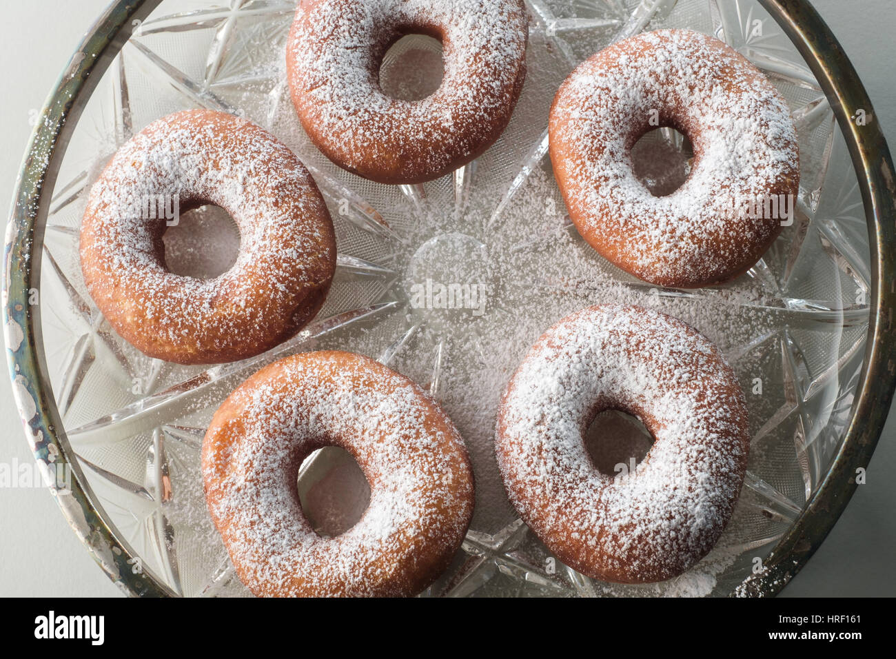 Pulverisierter Zucker Donuts auf dem Teller Stockfoto
