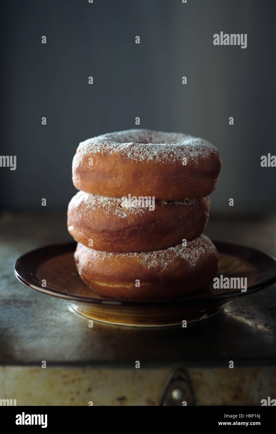 Donuts auf Teller gestapelt Stockfoto