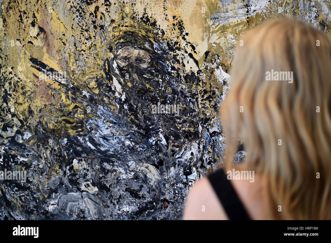 Eine Ausstellung-Assistent zeigt ein Gemälde mit dem Titel Aleppo III von Künstler Maggi Hambling bei einem Presse-Aufruf für ihre neue Ausstellung Kante, an der Marlborough Fine Art Gallery in London. Stockfoto