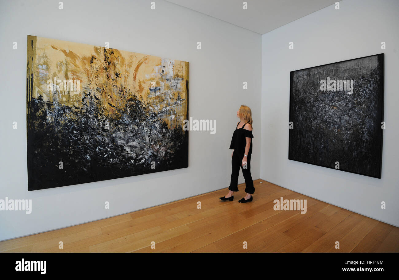 Eine Ausstellung-Assistent zeigt ein Gemälde mit dem Titel Aleppo III von Künstler Maggi Hambling bei einem Presse-Aufruf für ihre neue Ausstellung Kante, an der Marlborough Fine Art Gallery in London. Stockfoto