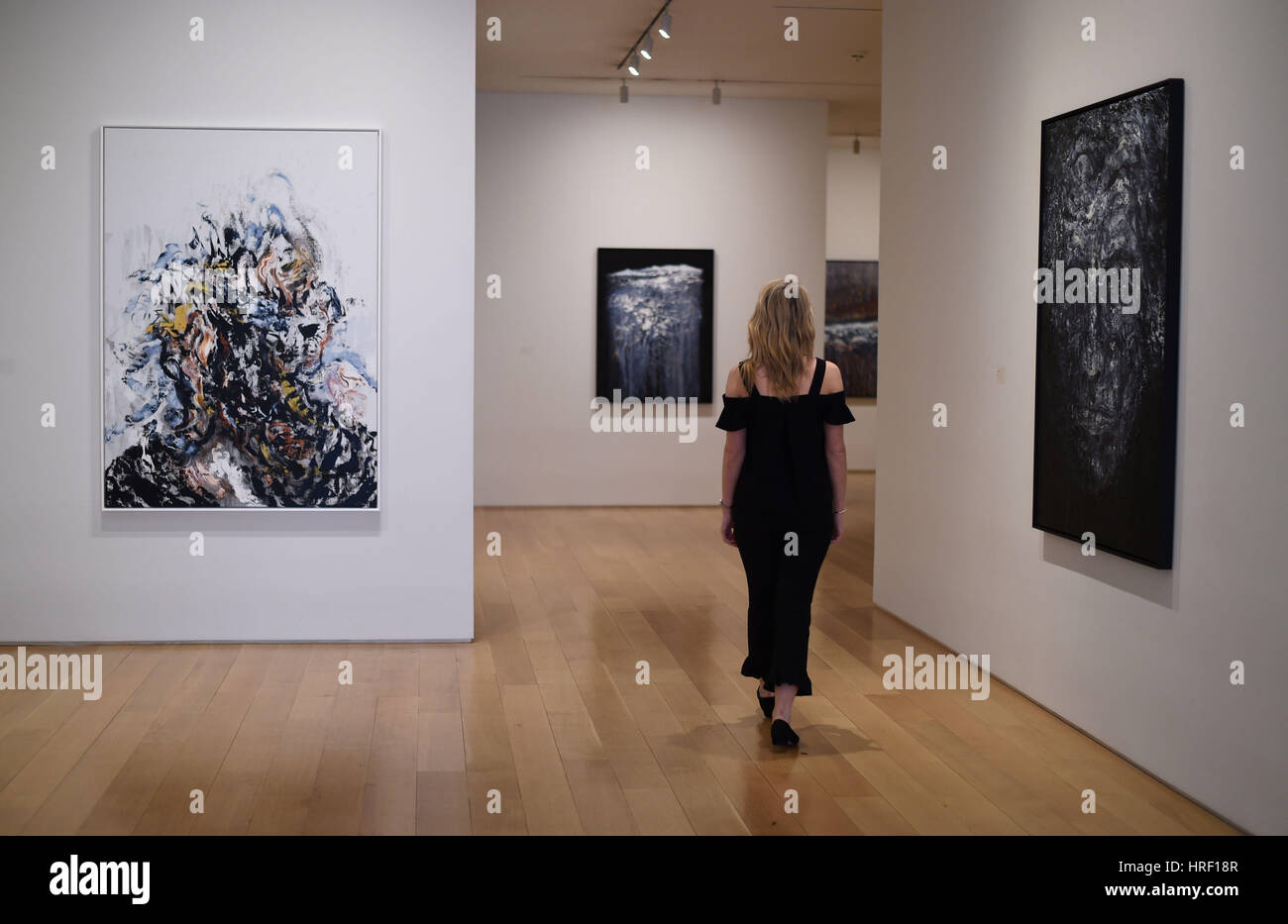 Eine Frau sieht Gemälde von Künstler Maggi Hambling bei einem Presse-Aufruf für ihre neue Ausstellung Kante, an der Marlborough Fine Art Gallery in London. Stockfoto