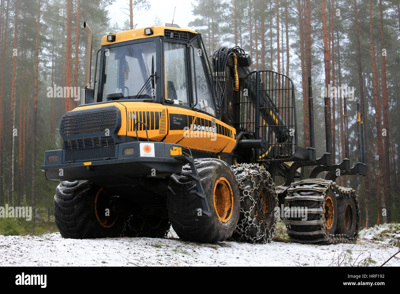 SALO, Finnland - 18. Dezember 2016: PONSSE Elch Wald Spediteur in nebligen Wald im Winter. Der Elch hat die Tragfähigkeit von 13 000 kg. Stockfoto