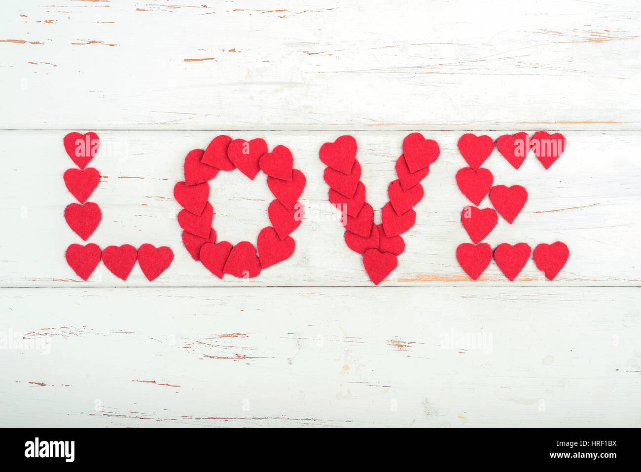 Valentines Day. Rotes Herz Scherenschnitt auf weißem Hintergrund aus Holz. Stockfoto