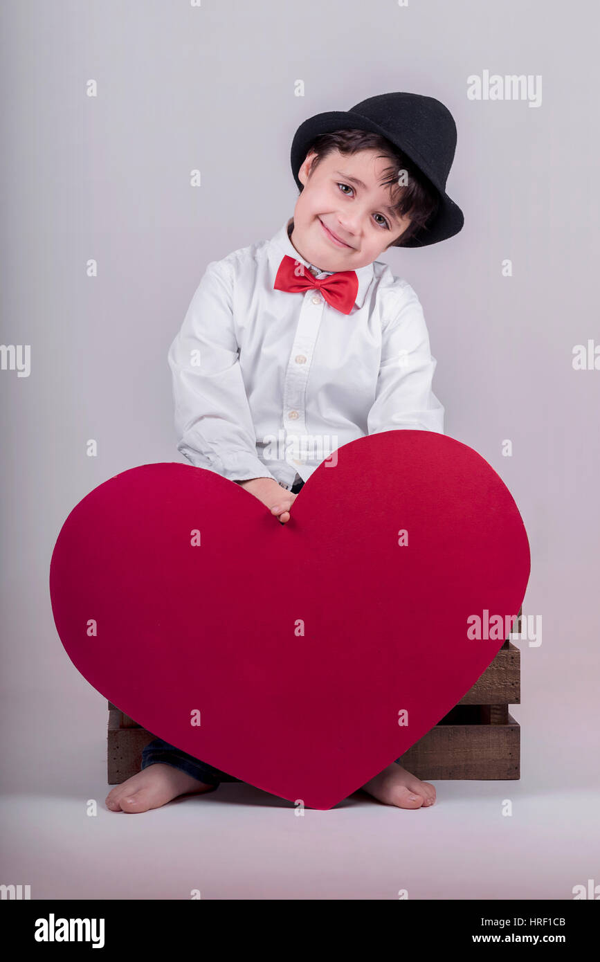 glückliches Kind mit Herz Valentinstag Stockfoto