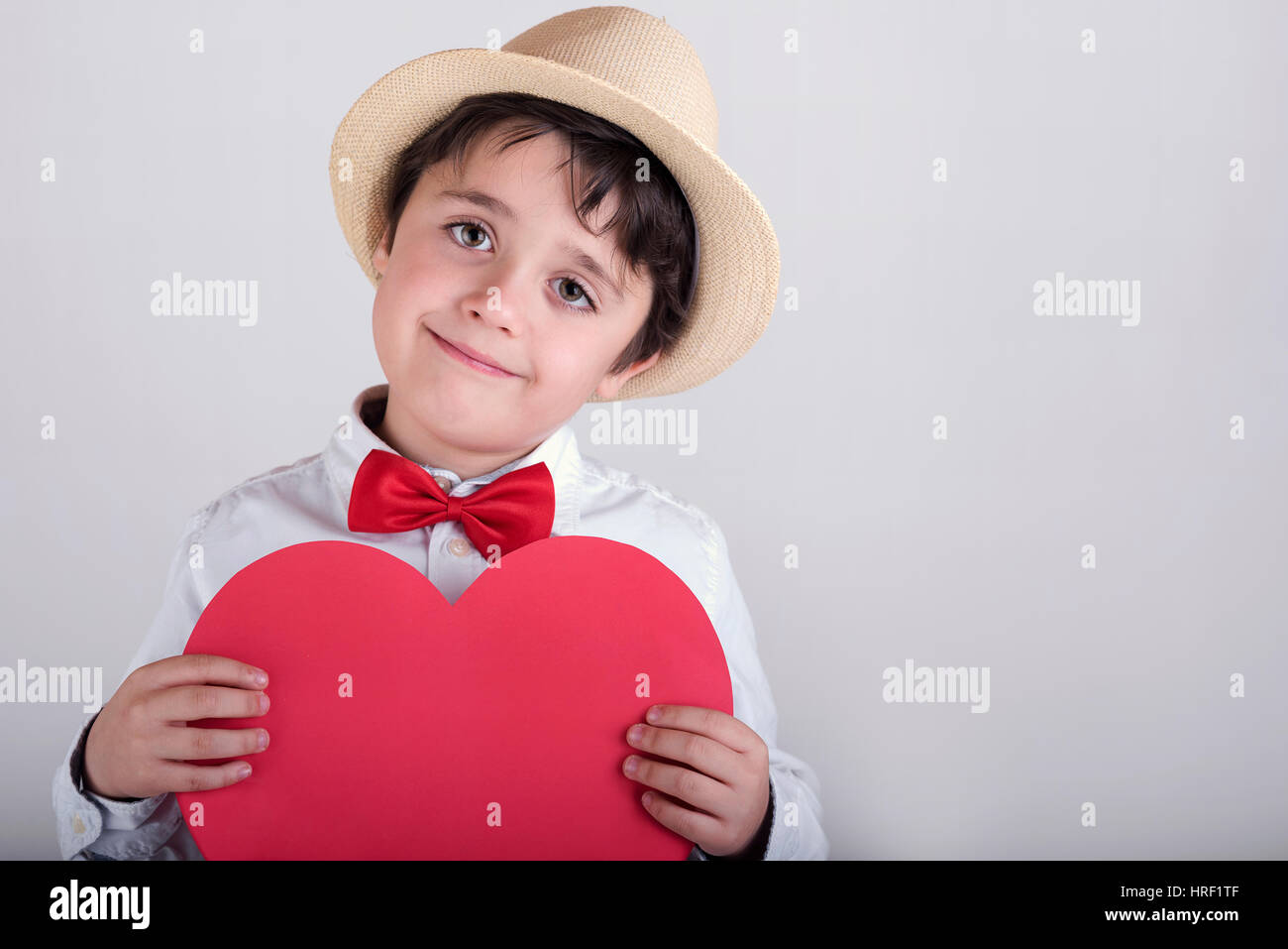 glückliches Kind mit Herzen zum Valentinstag Stockfoto