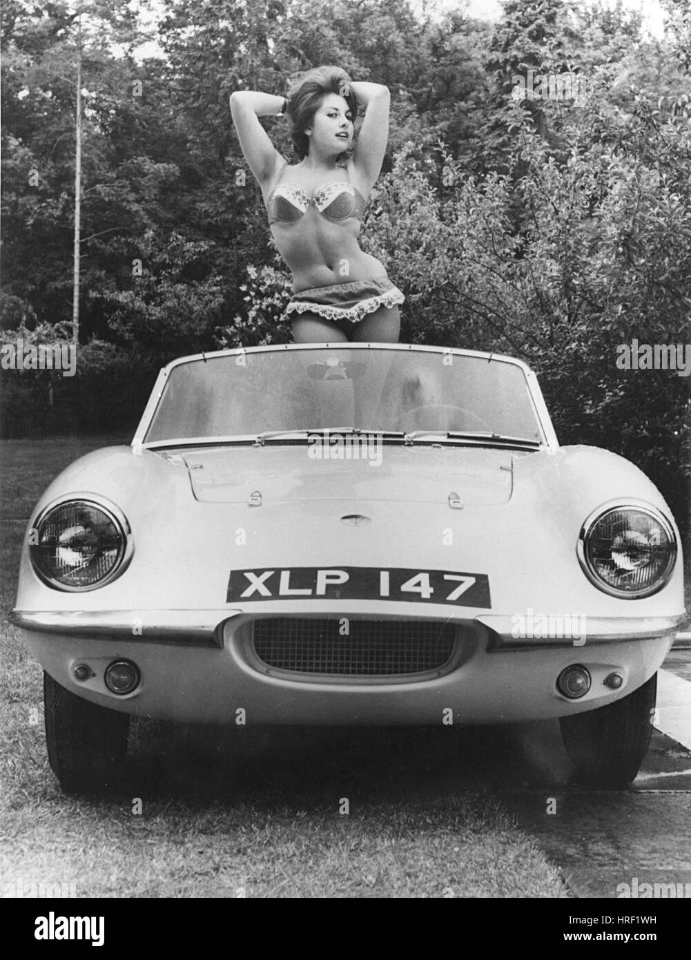 1959 Elva mit weibliches Model posiert Stockfoto