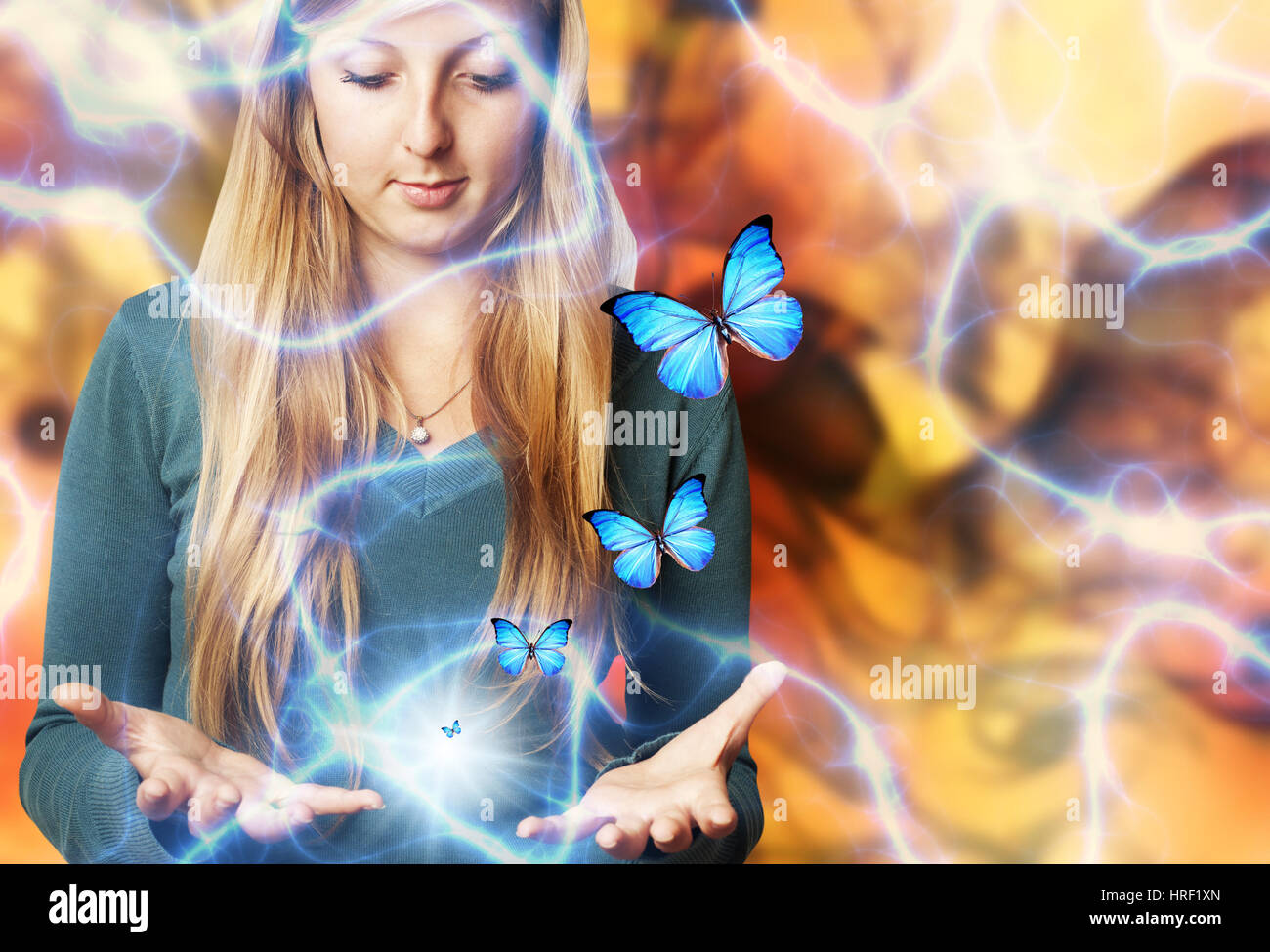 Mädchen mit offenen Händen und Schmetterlinge fliegen herum, Fantasie und Kreativität Konzept Stockfoto
