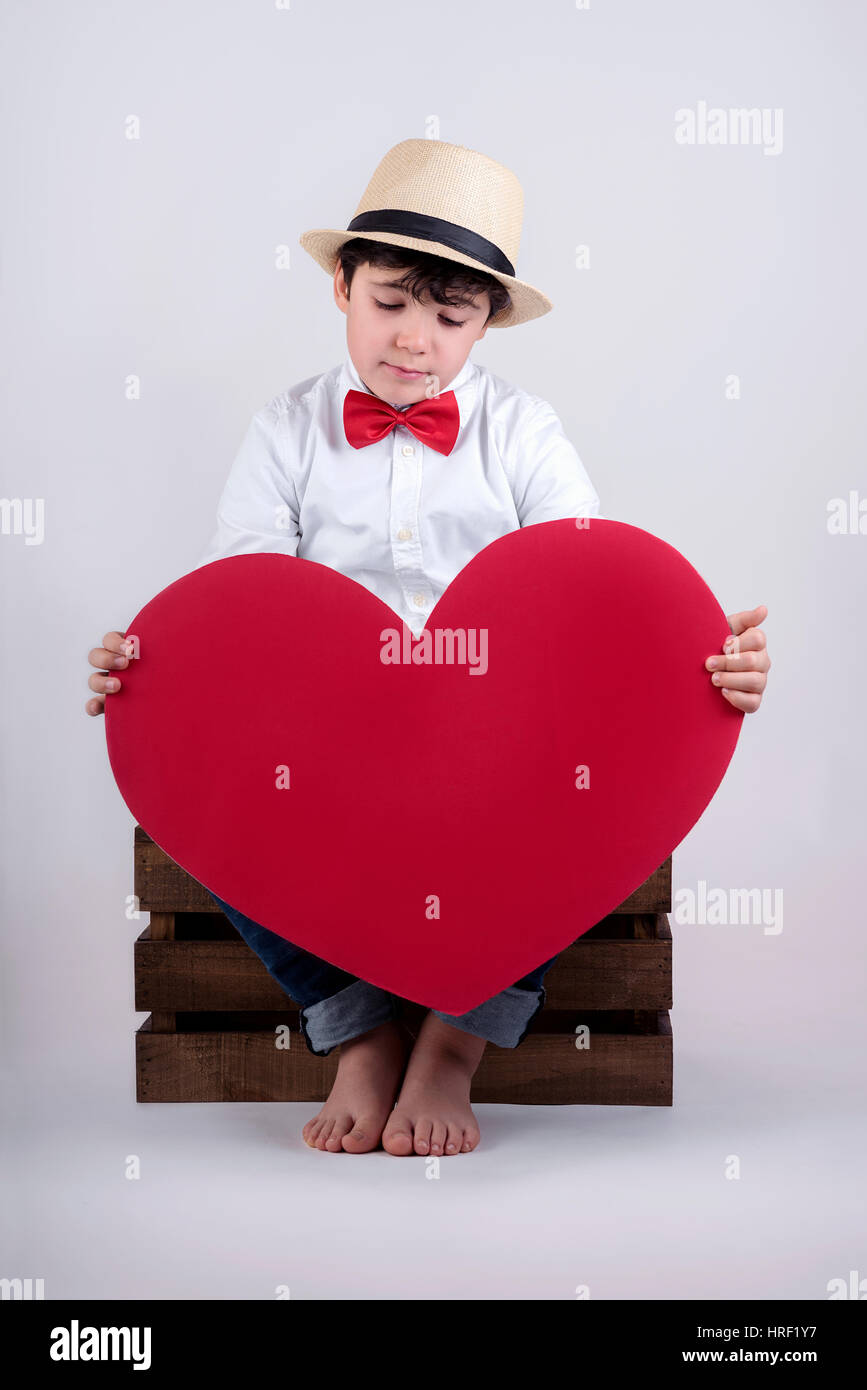 Durchdachte Kind mit Herzen zum Valentinstag Stockfoto