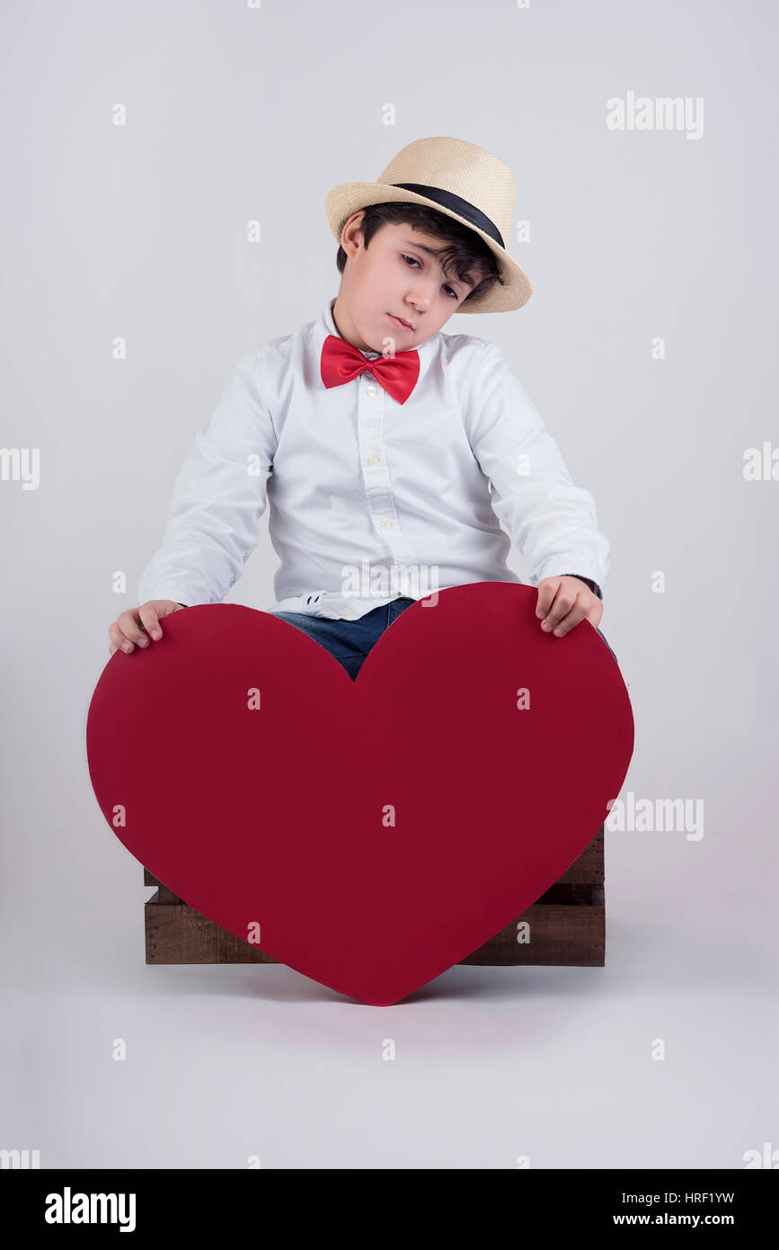 Durchdachte Kind mit Herzen zum Valentinstag Stockfoto