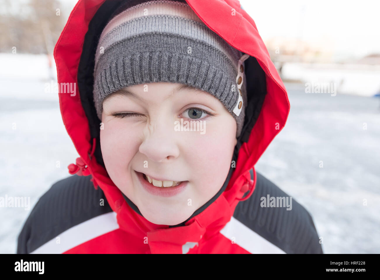 Ein Teenager Grimassen und macht ein Gesicht Stockfoto