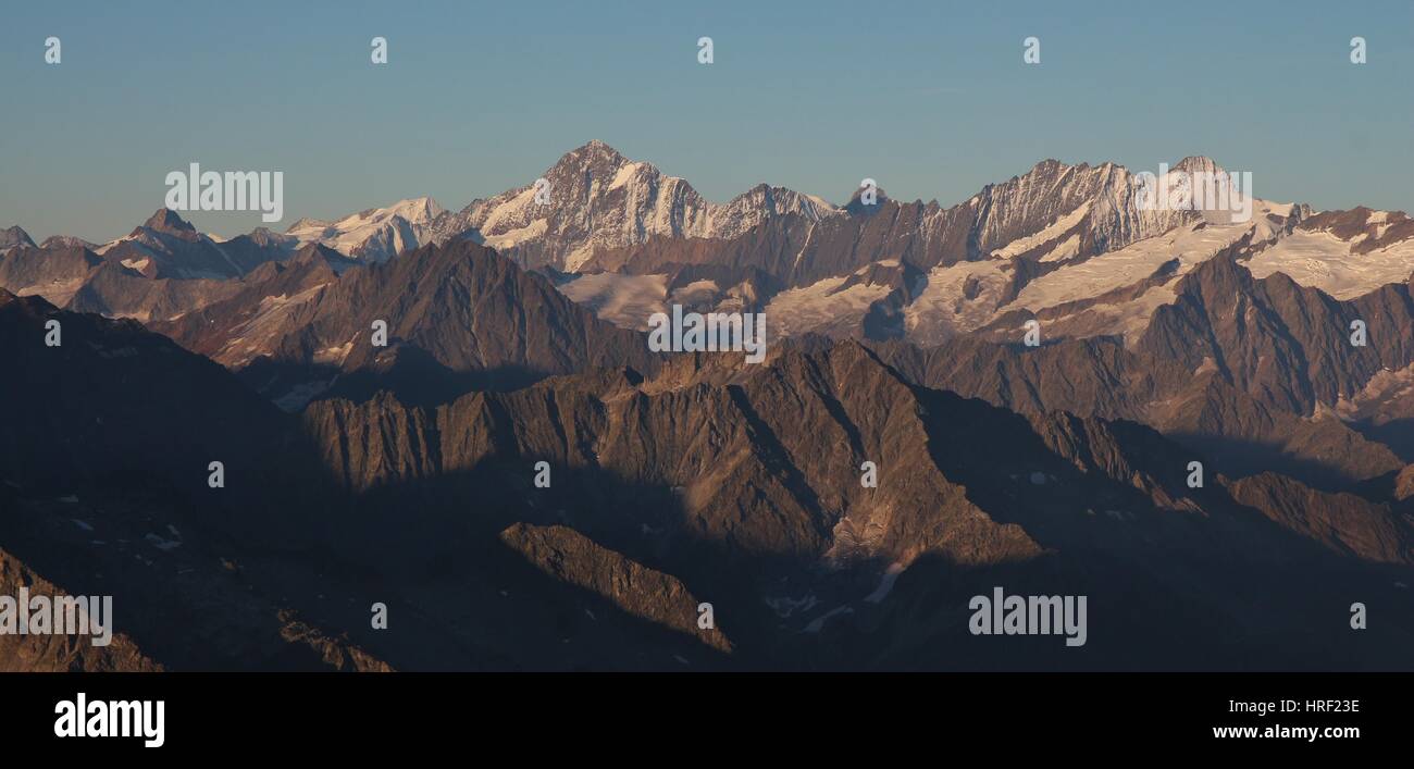 Mount Bietschhorn und andere Bergketten von Mount Titlis gesehen. Stockfoto