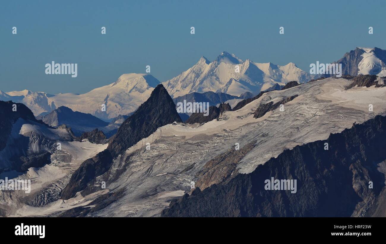 Blick vom Mount Titlis. Gauli Gletscher und Fernsicht auf die Mischabel