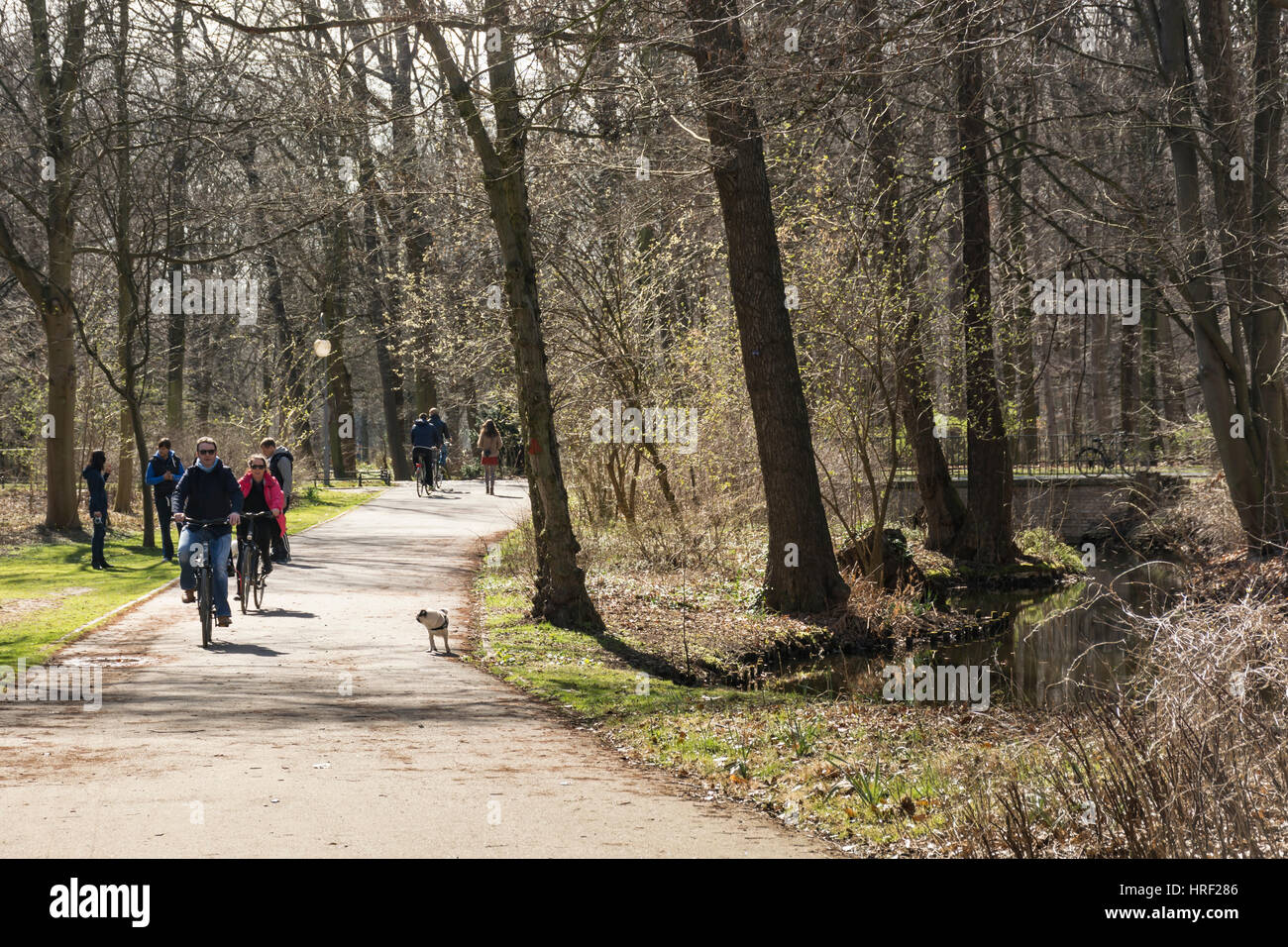 Menschen in einem Stadtpark an einem kalten Tag Radfahren. Tiergarten, Berlin, Deutschland Stockfoto