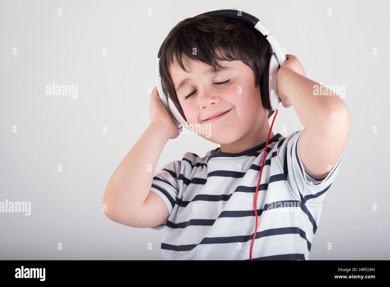 Kind mit Kopfhörer, Musik hören Stockfoto