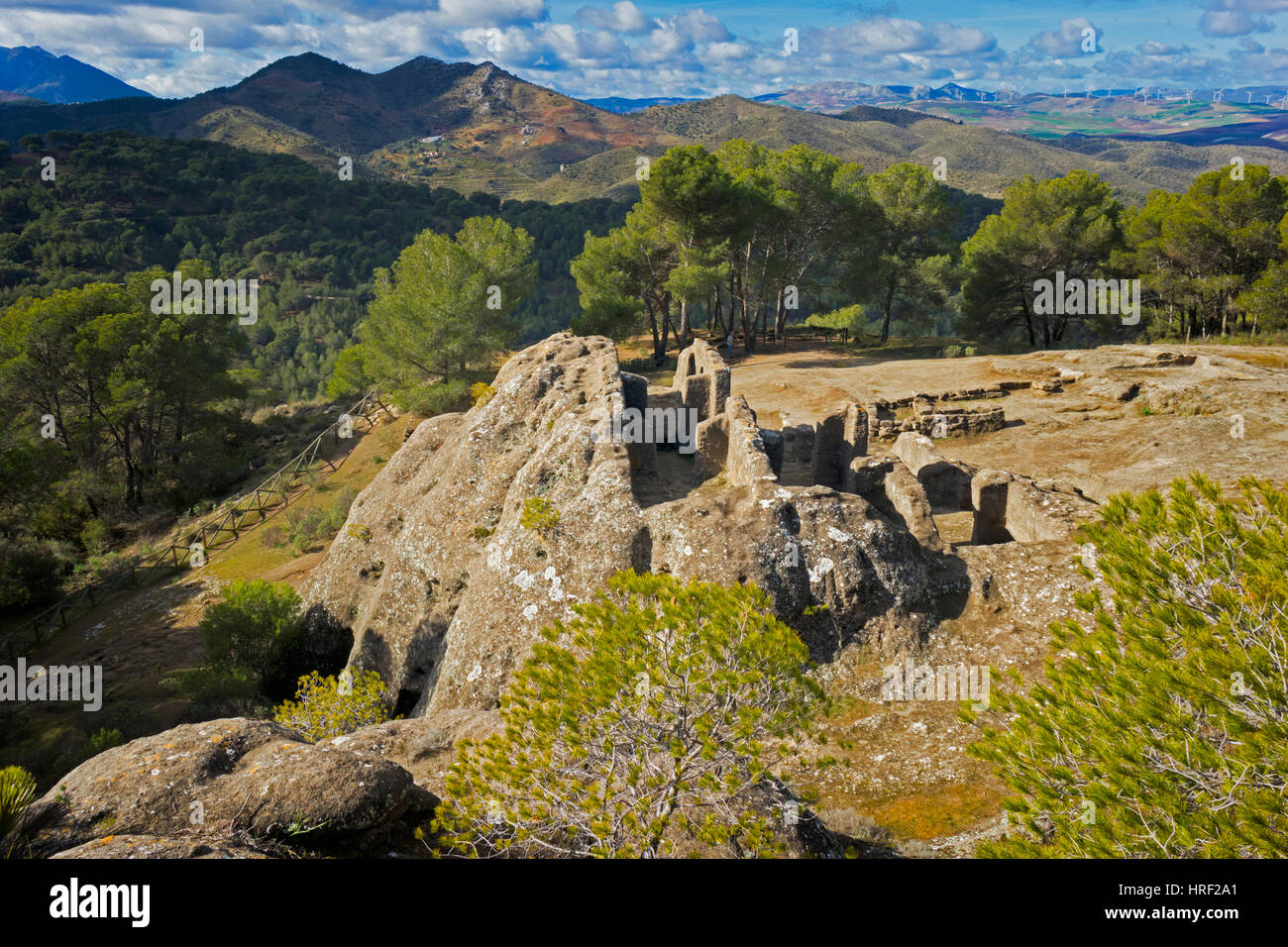 Bobastro, Provinz Malaga, Andalusien, Südspanien. Ruinen von den Mozarabe rock behauenen Kirche von Umar ibn Hafsun gebaut. Stockfoto