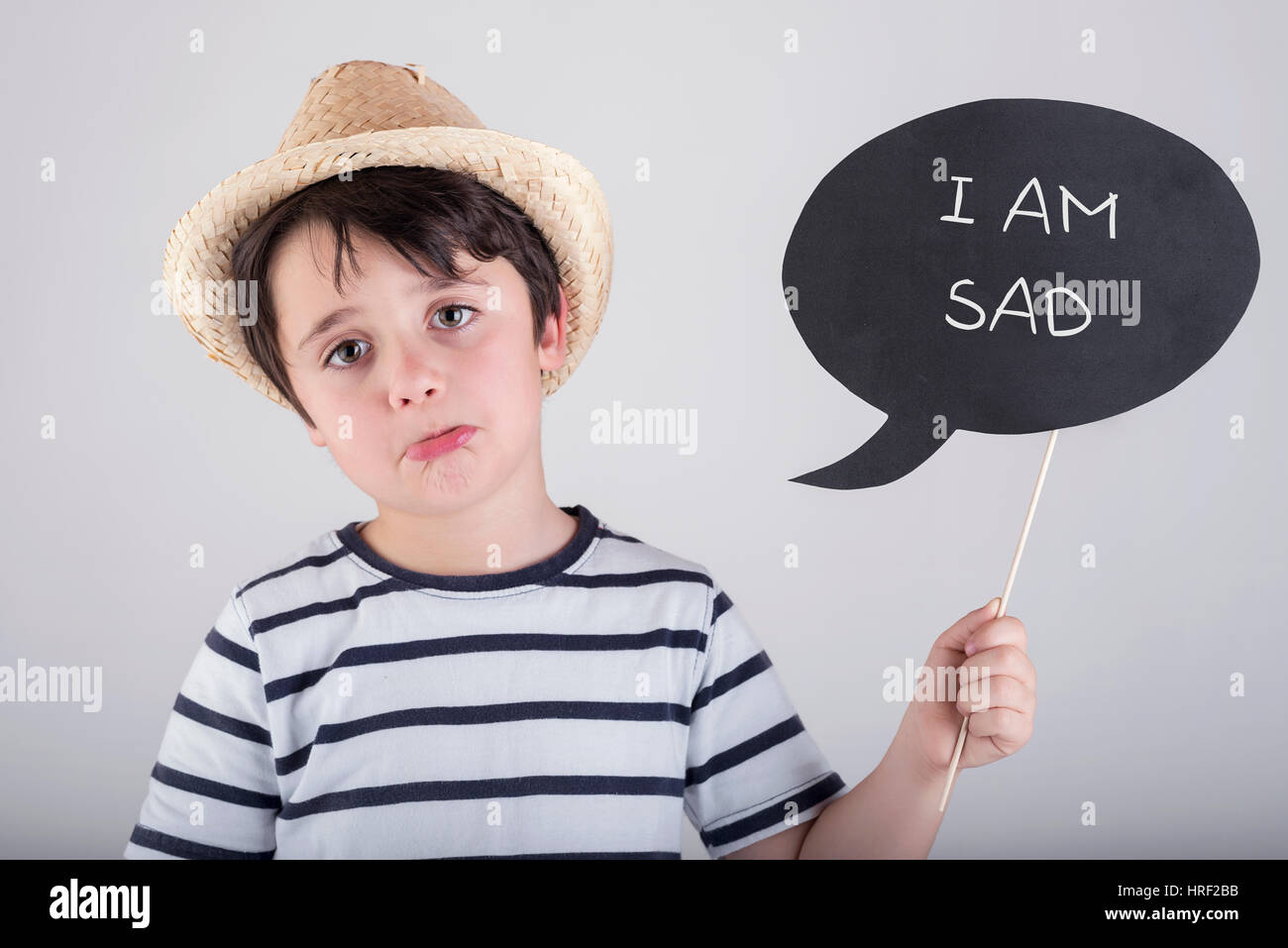 Trauriger junge. Porträt von fröhlicher Junge mit Schild Stockfoto