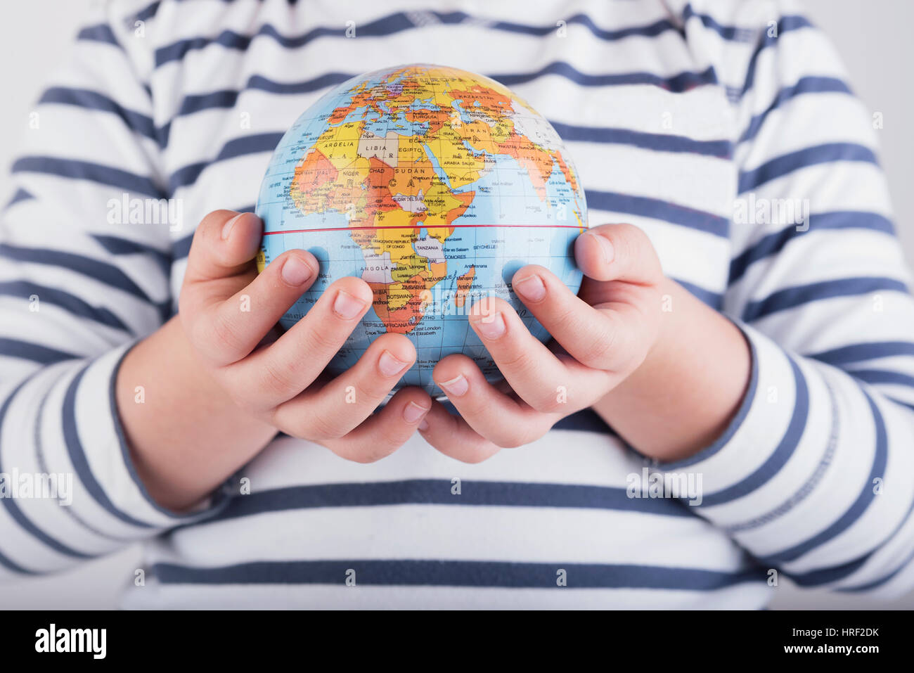 Kind mit einem Globus in seinen Händen Stockfoto